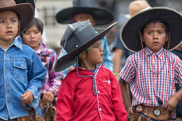 Crianças kichwa estão participando no Inti Raymi festical em Cotacachi Equador — Fotografia de Stock