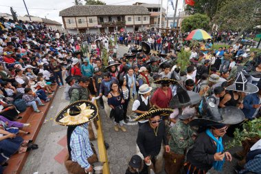 kichwa erkekler ekstra büyük sombreros sokakta dans giymek