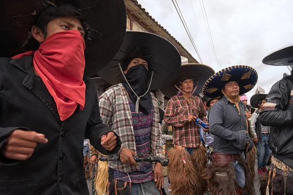 Inhemska män Dans på gatan på Inti Raymi — Stockfoto