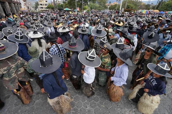 ekstra büyük sombreros Inti Raymi içinde Cotacachi Ecuado sırasında aşınmış