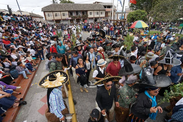 kichwa erkekler ekstra büyük sombreros sokakta dans giymek