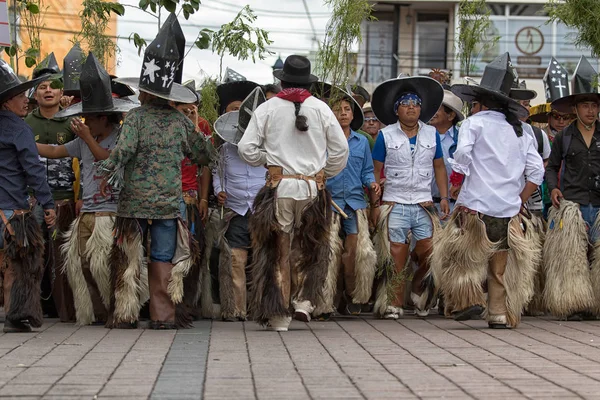 kichwa erkek deri ahbap giyen 
