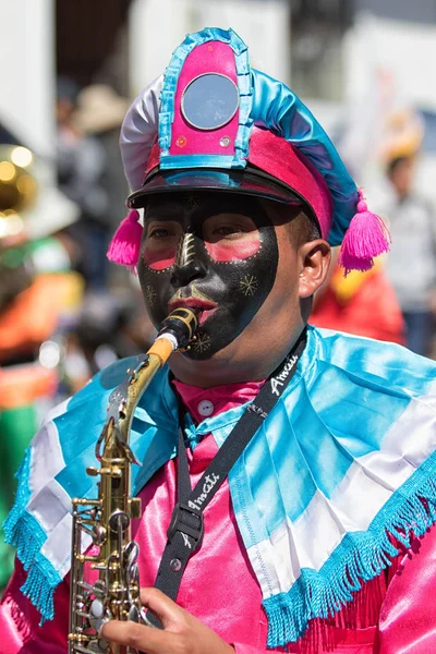 Człowiek w kolorowe strój Corpus Christi Parade w Ekwador Pujili — Zdjęcie stockowe