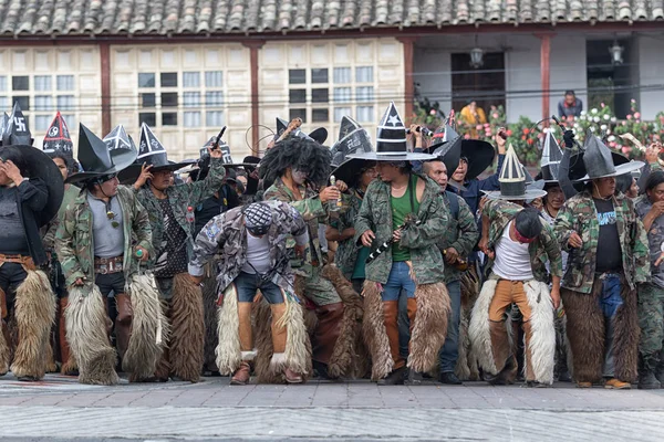 Hombres kichwa indígenas bailando en la calle en Ecuador — Foto de Stock