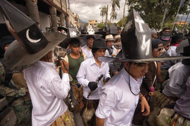 yerli erkek Cotacachi Ekvator Inti Raymi Festivali'nde katılan 