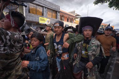 yerli kichwa erkekler Inti Raymi yaz gündönümü şenlikte Ekvador 