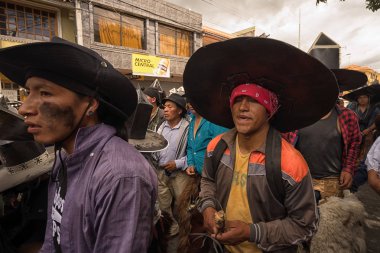 yerli erkek Cotacachi Ekvator Inti Raymi Festivali'nde katılan 