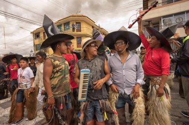 yerli kichwa erkekler Inti Raymi yaz gündönümü şenlikte Ekvador 