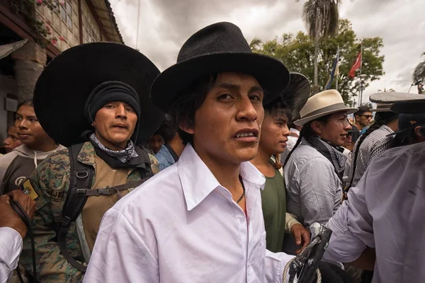 Inhemska män deltar på Inti Raymi festival i Cotacachi Ecuador — Stockfoto