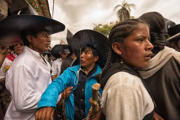 Inhemska män deltar på Inti Raymi festival i Cotacachi Ecuador — Stockfoto