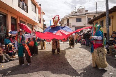 17 Haziran 2017 Pujili, Ecuador: sokak dansçıları Corpus Christi sırasında geleneksel giyim gerçekleştirme