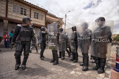24 Haziran 2017 Cotacachi, Ecuador: isyan eylem yıllık Inti Raymi geçit töreninde polis 