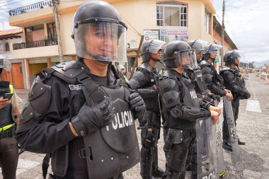 çevik kuvvet polisi Ekvator 