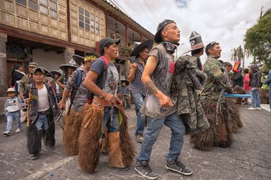 24 Haziran 2017 Cotacachi, Ecuador: bir grup yerli kichwa adam ilahi ve Inti Raymi dans geçit yaz gündönümü at
