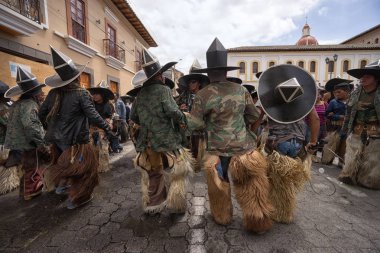 24 Haziran 2017 Cotacachi, Ecuador: yerli kichwa erkekler Inti Raymi ahbap giyen geçit yaz gündönümü at
