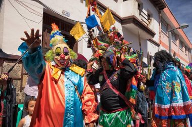 seyirciler için sallayarak palyaço 