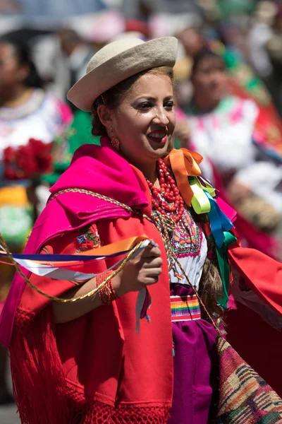 Indigene Frau in traditioneller Kleidung — Stockfoto