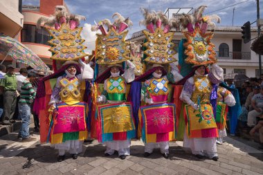 Corpus Christi, geleneksel kostüm erkeklerde Pujili Ekvador'da geçit töreni 