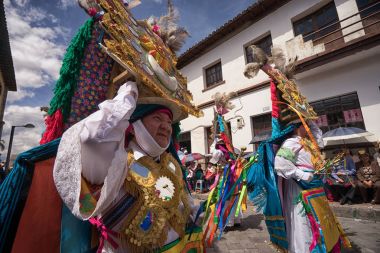yerli erkek sokak dansçıları Corpus Christi, Ekvador geçit töreni 