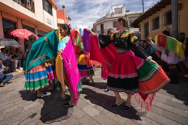 Июнь 2017 Пуджили Эквадор Женщины Одетые Красочную Традиционную Одежду Танцуют — стоковое фото