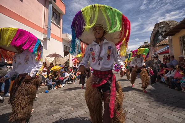 Bailarines indígenas masculinos en desfile de Corpus Christi en Pujili Ecuador —  Fotos de Stock