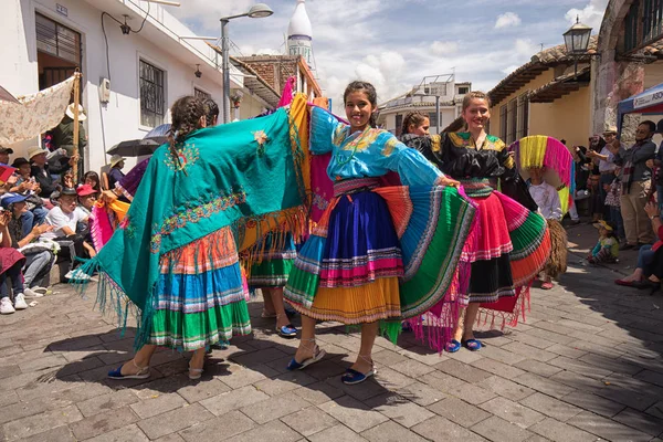 Inheemse vrouwen op Corpus Christi parade in Pujili Ecuador — Stockfoto