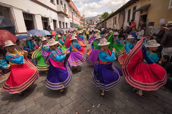 Indigenous women street dancers at Corpus Christi parade Ecuador — Stock Photo, Image