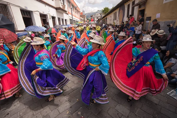 Bennszülött nők táncosok, ban Ecuador — Stock Fotó