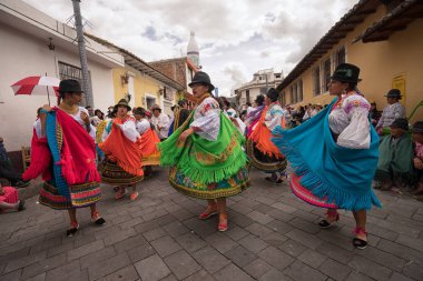 17 Haziran 2017 Pujili, Ecuador: kadın dansçılar Corpus Christi geçit töreninde parlak renkli giyim