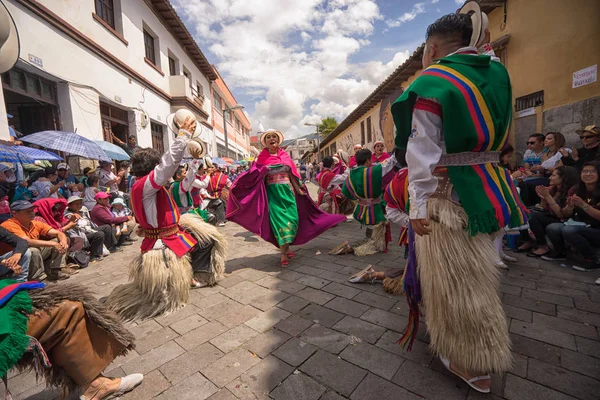 Уличные танцоры на параде Корпус-Кристи в Эквадоре — стоковое фото