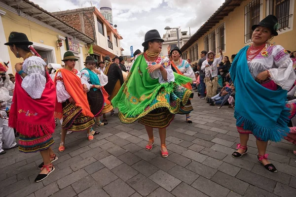 Танцовщицы в ярком цвете традиционного платья — стоковое фото