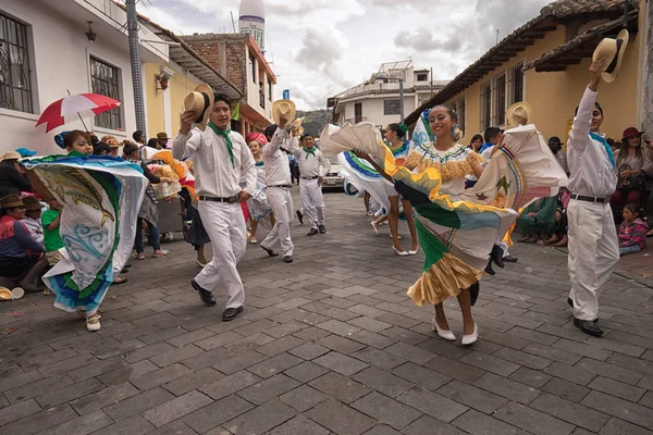 Уличные танцоры, выступающие во время празднования Корпус-Кристи в Эквадоре — стоковое фото