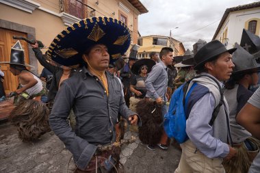 24 Haziran 2017 Cotacachi, Ecuador: Inti Raymi, sokakta dans ahbap giyen yerli kichwa erkekler geçit yaz gündönümü at