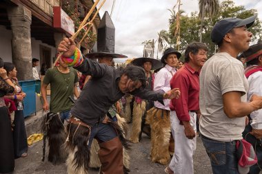 insanlar Cotacachi, Ekvator sokakta dans