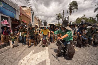 24 Haziran 2017 Cotacachi, Ecuador: Inti Raymi, sokakta dans ahbap giyen yerli kichwa erkekler geçit yaz gündönümü at