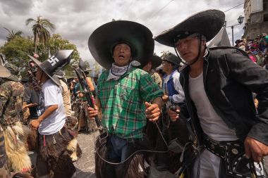 Ekvator Inti Raymi kutlamaları sırasında sokak dansçıları  