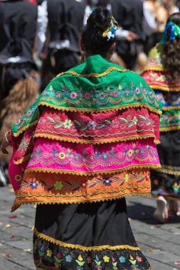 17 Haziran 2017 Pujili, Ecuador: Corpus Christi geçit yerli bir kadının renkli elbise