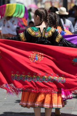 17 Haziran 2017 Pujili, Ecuador: Corpus Christi geçit töreninde geleneksel renkli giysili kadın dansçı