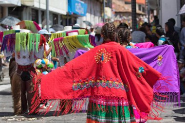 17 Haziran 2017 Pujili, Ecuador: Corpus Christi geçit töreninde geleneksel renkli embroided giysili kadın dansçılar