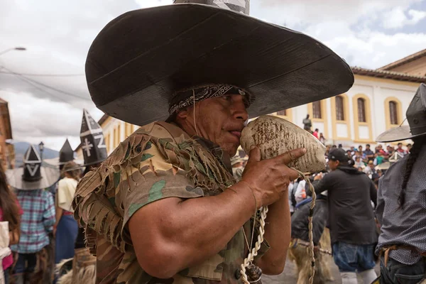 Juni 2017 Cotacachi Ecuador Inhemska Kichwa Man Blåser Snäcka Horn — Stockfoto