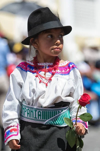 Junio 2017 Pujili Ecuador Joven Quechua Ropa Tradicional Sosteniendo Una —  Fotos de Stock