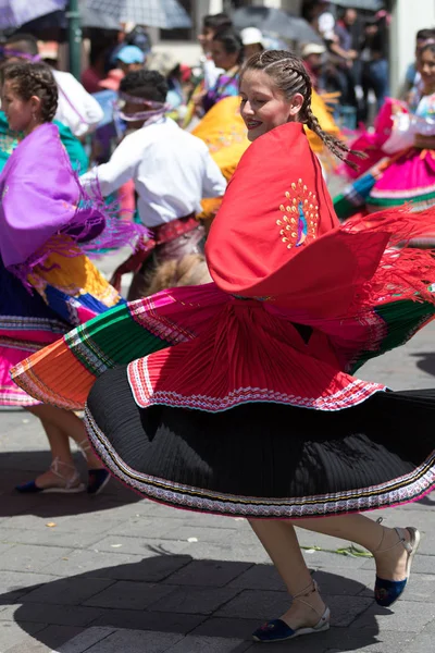 Juni 2017 Pujili Ecuador Kvinnliga Dansaren Bär Traditionella Färgglada Kläder — Stockfoto