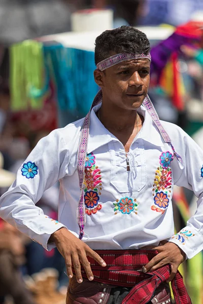 Indígena vestindo roupas tradicionais — Fotografia de Stock