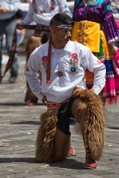 Quechua homem em desgaste tradicional — Fotografia de Stock