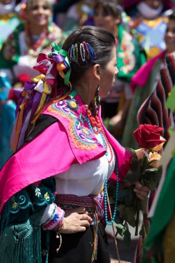 17 Haziran 2017 Pujili, Ecuador: Corpus Christi yıllık geçit töreninde yerli bir kadın tarafından giyilen renkli giyim ve saç dekorasyon