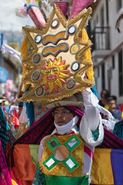 17 Haziran 2017 Pujili, Ecuador: yerli adam büyük headdress Corpus Christi sokak dansları sırasında Dengeleme