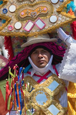 yerli kichwa adam bir headdress Dengeleme 