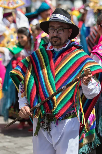 Man met een kleurrijke poncho in Ecuador — Stockfoto