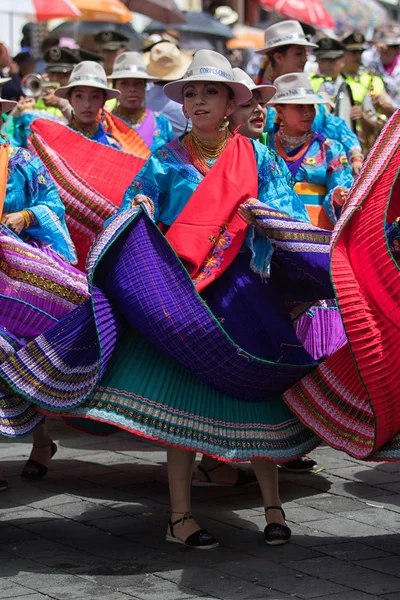 Tänzerinnen in heller Farbe traditionelle Kleidung — Stockfoto