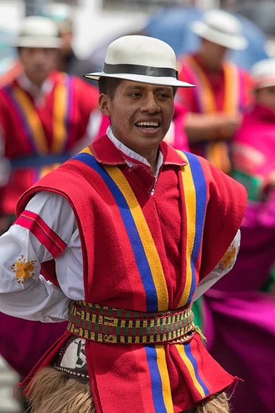 Mann in farbenfroher Tracht in Ecuador — Stockfoto